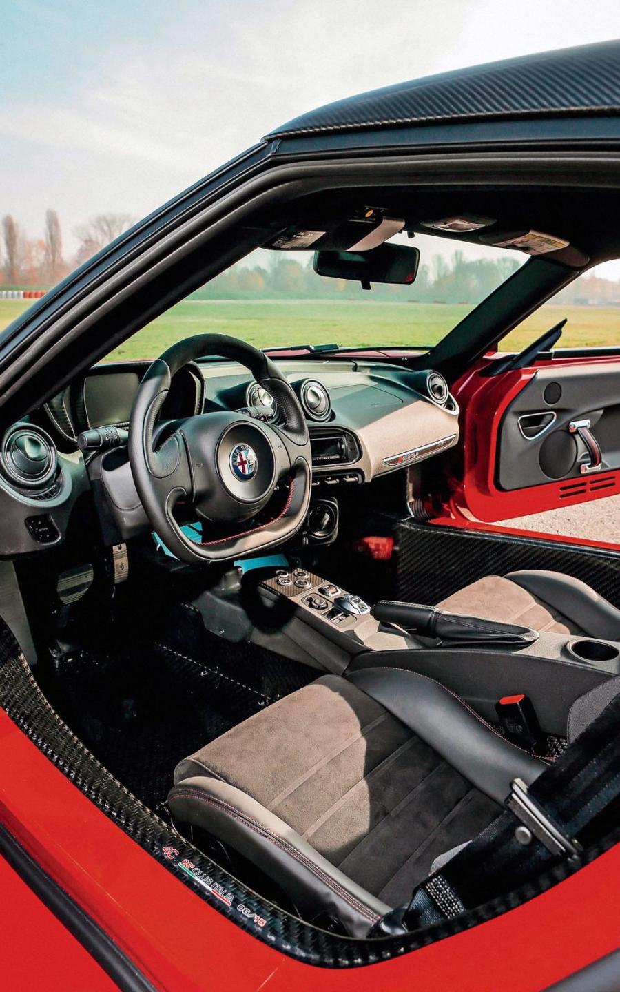 Интерьер Alfa Romeo 4C Club Italia (960) 2015 года  (фото 4 из 4)